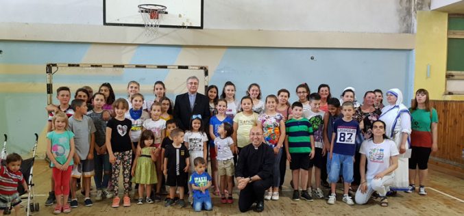 Бискупот Стојанов ги посети децата на летниот камп во Гостивар