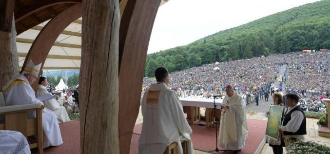 Папата: Да се преобразат неволјите во нови прилики за заедништво