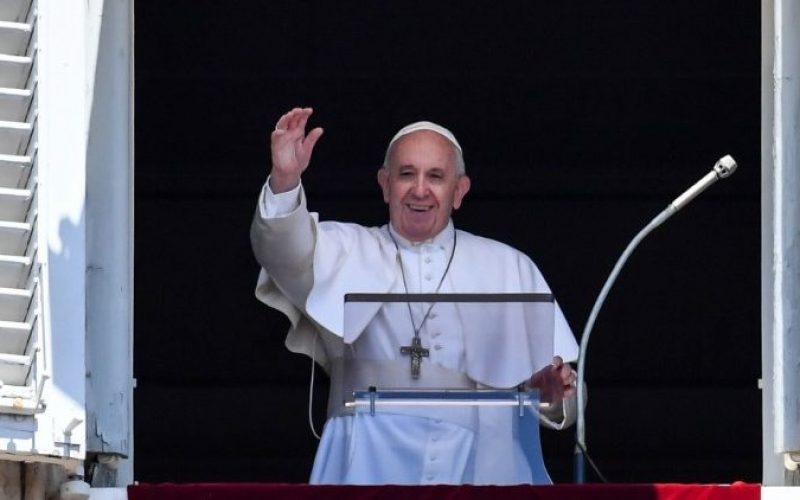 Папата Фрањо: Да не дозволиме да нѐ заведе себичната нечувствителност