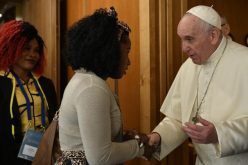 Папата: Потребно е да се ослободат жените од ропството на проституција