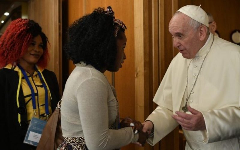 Папата: Потребно е да се ослободат жените од ропството на проституција