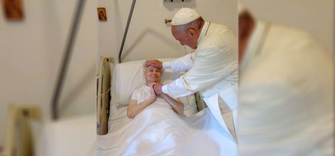 Папата Фрањо ненадејно посети монахињи во Рим