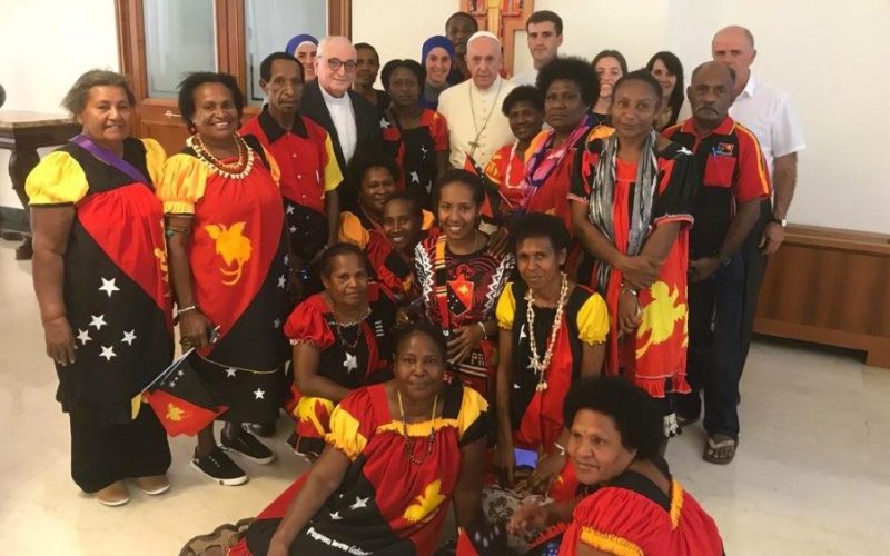Папата се сретна со поклоници од Папуа Нова Гвинеја