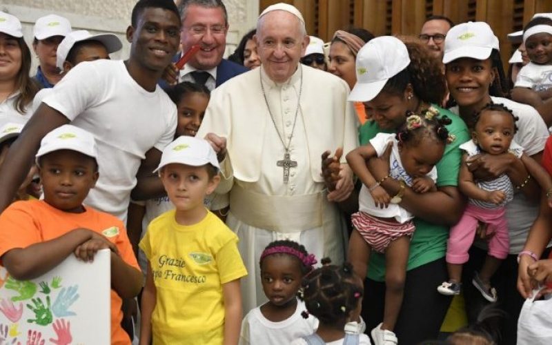 Папата: Ни треба Црква која го подигнува страдалникот