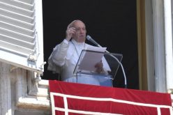 Папата: Да имаме „запалени светилки“ како би можеле да ја осветлиме темнината на животот