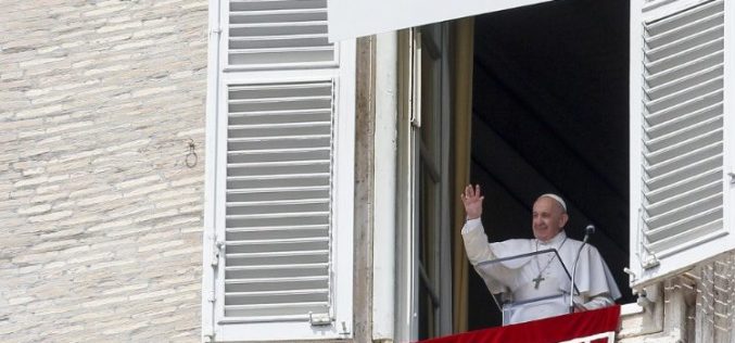 Папата Фрањо: Мораме да го научиме патот до вистинската понизност