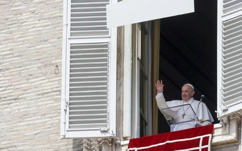 Папата Фрањо: Мораме да го научиме патот до вистинската понизност