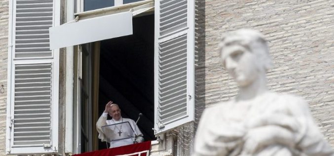 Папата остана 25 минути во блокираниот лифт