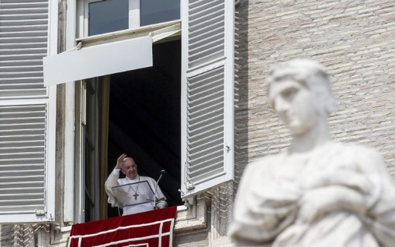 Папата остана 25 минути во блокираниот лифт