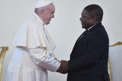 Папата се сретна со претставници на властите во Мозамбик