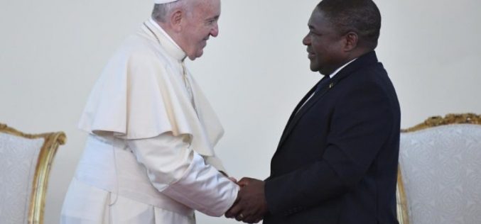 Папата се сретна со претставници на властите во Мозамбик