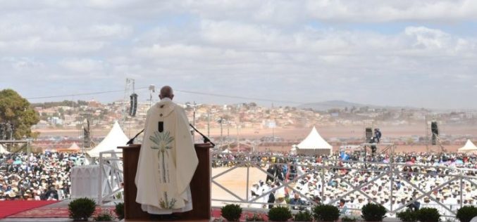 Папата во Мадагаскар: Пред сиромаштвото христијанинот не смее да седи со скрстени раце