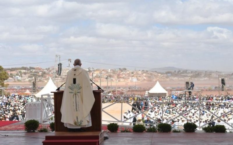 Папата во Мадагаскар: Пред сиромаштвото христијанинот не смее да седи со скрстени раце