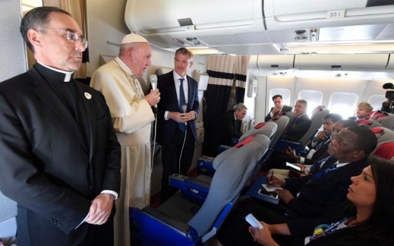 Прес-конференција на папата Фрањо во авионот при неговото враќање од Африка