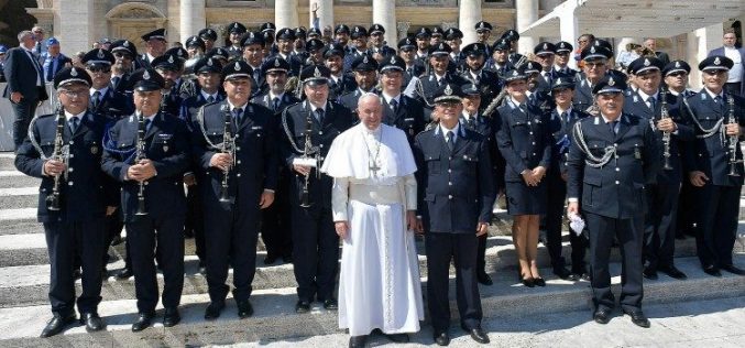 Папа: Направете ги затворите места за поправање, а не лутина