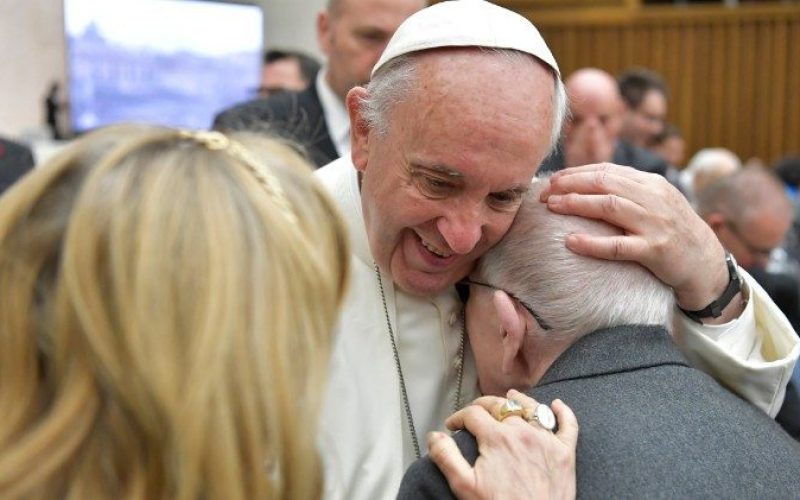 Папата потсети на Светскиот ден на Алцхајмеровата болест
