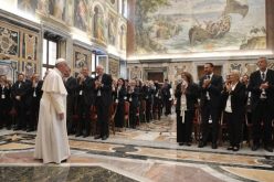 Папата до италијанските новинари: Пренесувајте добри вести и разоткривајте ги лажните зборови