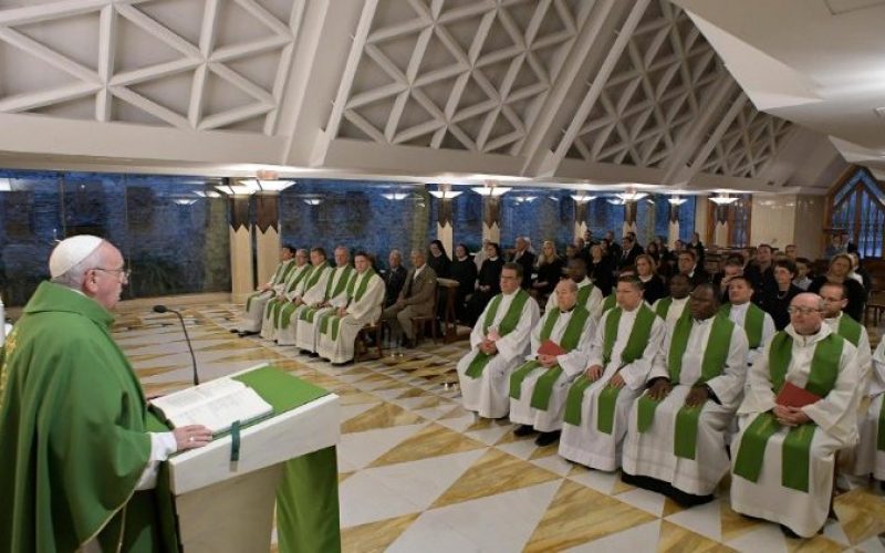 Папата Фрањо: Духовната млакост го претвора нашиот живот во гробишта