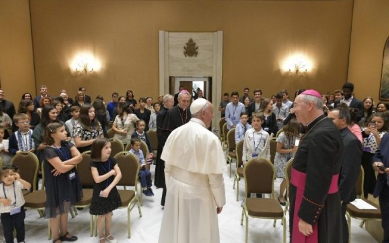 Папа: Не плашете се да учествувате во револуцијата на нежност
