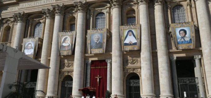 Папата Фрањо: Новите светци се „нежните светла“ во темнината на светот