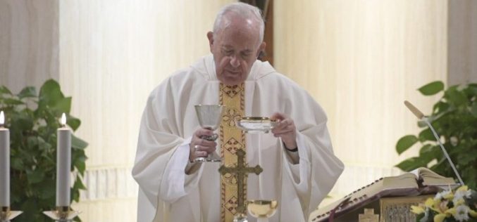 Папата Фрањо: Треба да научиме да се обвинуваме пред Бог