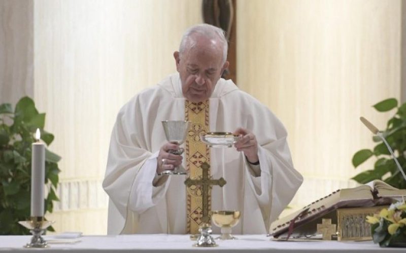 Папата Фрањо: Треба да научиме да се обвинуваме пред Бог