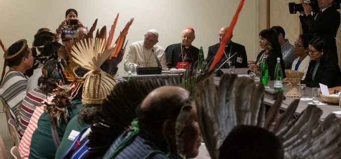 Папата се сретна со група домородци