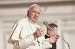 Папата упати апел за мирно решение на кризата во Чиле
