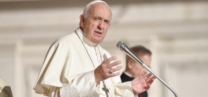 Папата упати апел за мирно решение на кризата во Чиле
