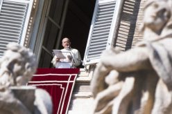 Папата ги повика верниците да не ја занемарат молитвата на гробовите