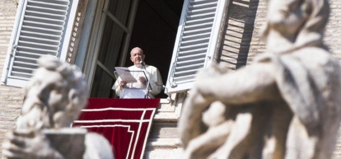 Папата ги повика верниците да не ја занемарат молитвата на гробовите