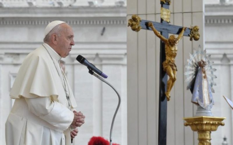 Папата моли за мир во Ирак: Треба да се слушне крикот на Ирак и да се пронајде решение