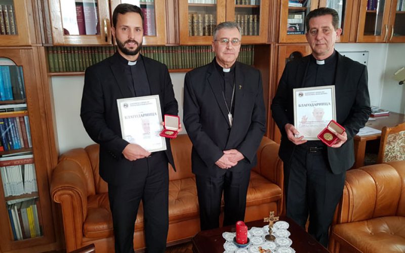 Бискупот Стојанов додели Благодарници на богословиите во Сараево за учество во организацијата на Апостолската посета