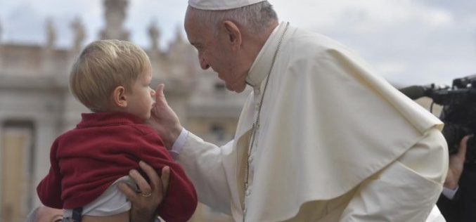 Папата: Животот има голема вредност, ако се живее како дар