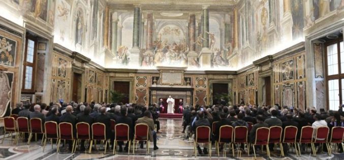 Папа Фрањо: Потребна е револуција на културата во служба на „распнатите во нашето време“