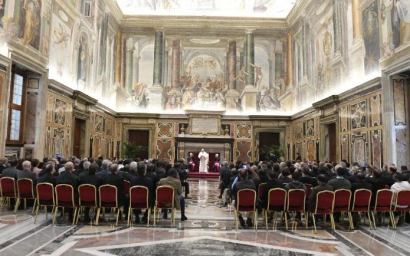 Папа Фрањо: Потребна е револуција на културата во служба на „распнатите во нашето време“