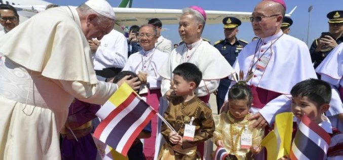 Папата Фрањо пристигна во Тајланд