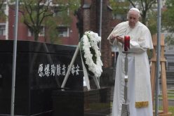 Папата Фрањо пред споменикот на јапонските маченици молеше за прогонетите христијани