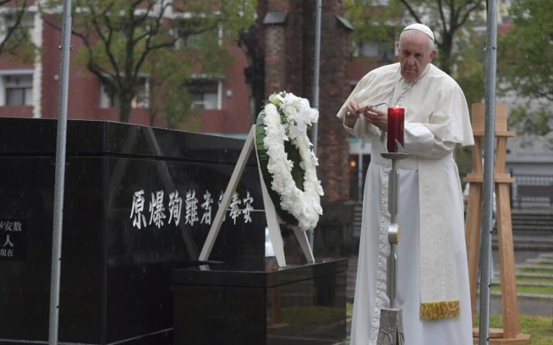 Папата Фрањо пред споменикот на јапонските маченици молеше за прогонетите христијани