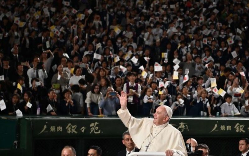 Папата во Јапонија: Надминете го натпреварувањето заради профит; прифатете го секој живот