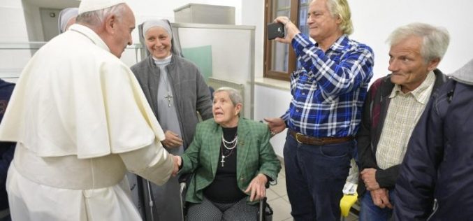 Папата до Каритас: „Лудоста на љубовта“ во помагањето на другите