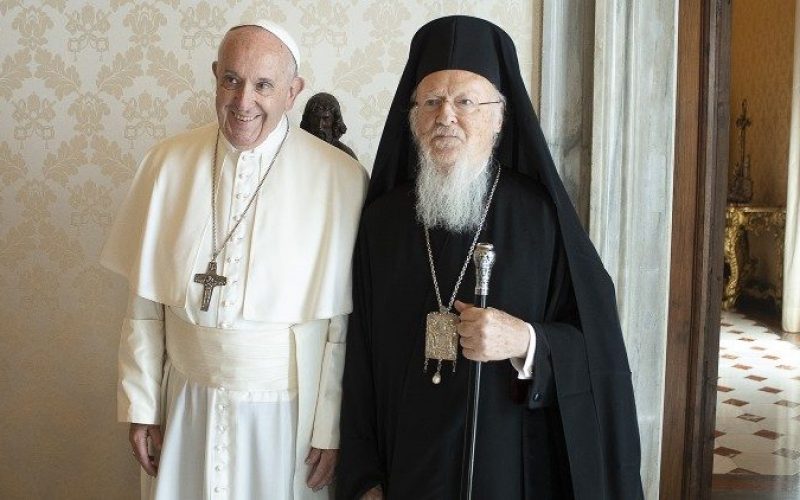 Папата Фрањо до Вселенскиот патријарх Вартоломеј I: Да работиме за полно единство