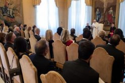 Папата: Во центар на воспитувањето мора да биде ангажирање за општеството, луѓето и околината