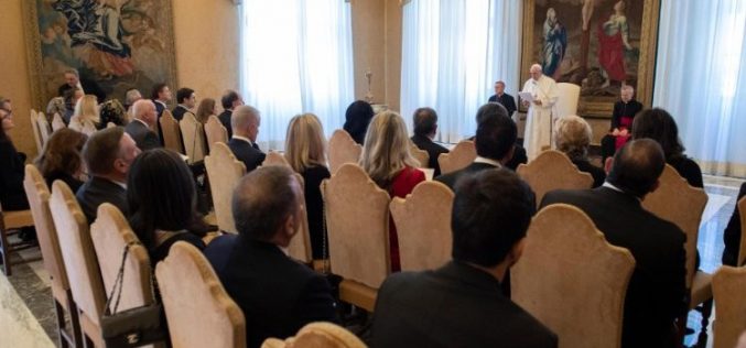 Папата: Во центар на воспитувањето мора да биде ангажирање за општеството, луѓето и околината