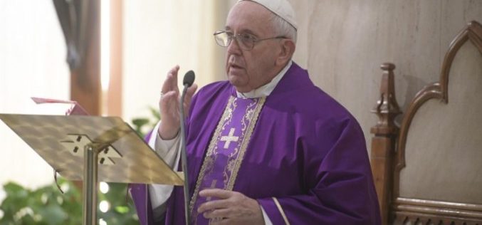 Папата: Да не се жалиме, Господ со нежноста нѐ утешува