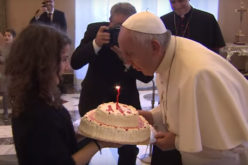 Папата наполни 83 години