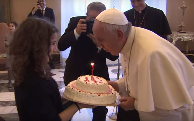 Папата наполни 83 години