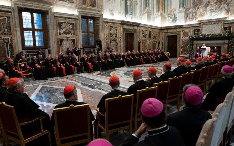 Папата Фрањо се сретна со членовите на Римската курија