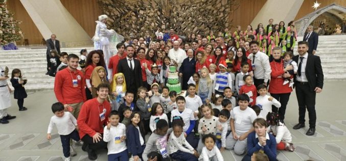 Папата Фрањо: Играта со децата е многу важна