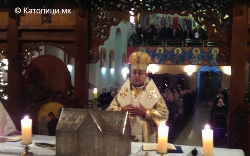 Епископот Стоjaнов служеше Божиќна света Литургија во Струмичката катедрала